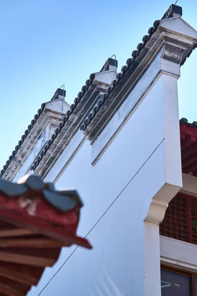 Niski Kąt Pionowy Strzał Zewnątrz Chińskiej Architektury Elewacji Białymi Ścianami — Zdjęcie stockowe