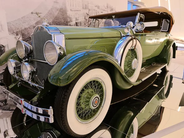 Carro Vintage Verde Uma Exposição Carro Heydar Aliyev Center — Fotografia de Stock