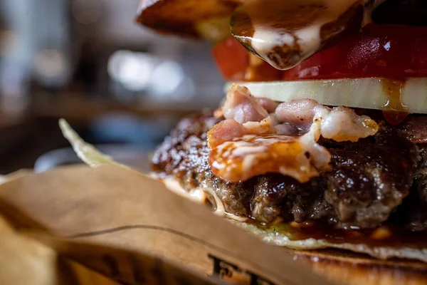 Een Closeup Shot Van Een Beef Burger Met Wazige Achtergrond — Stockfoto