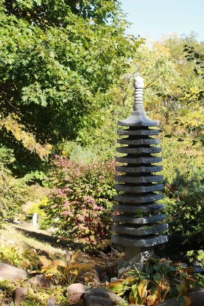 Eine Vertikale Aufnahme Einer Steinskulptur Immergrünen Dubuque Arboretum Botanical Gardens — Stockfoto