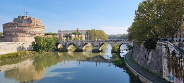 イタリア ローマのティバー川を渡る聖アンジェロ橋のパノラマ写真 — ストック写真