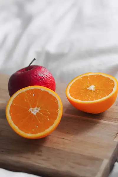 Gros Plan Orange Coupée Avec Pomme Bord Sur Lit Blanc — Photo