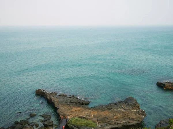 Una Toma Aérea Hermoso Mar Junto Una Playa Día Niebla — Foto de Stock