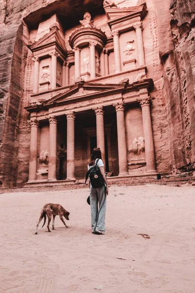 Uma Mulher Fora Templo Nabateu Petra Jordânia — Fotografia de Stock
