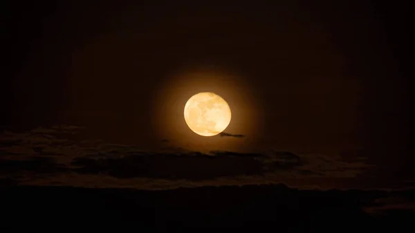 Яскравий Повний Місяць Серед Нічного Неба Хмарами — стокове фото