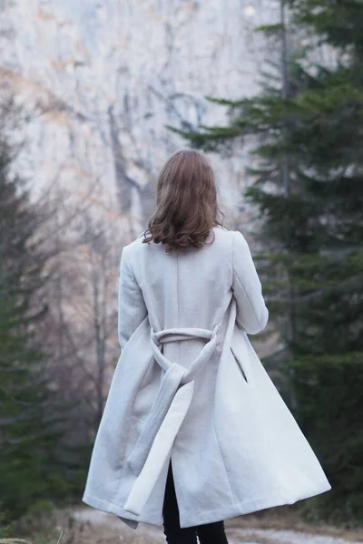 Genç Güzel Beyaz Önlüklü Beyaz Bir Kadın Ormanda Poz Veriyor — Stok fotoğraf