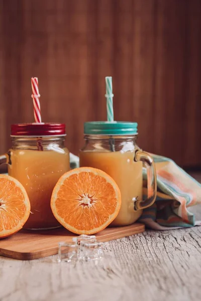 Słoik Masona Pomarańczową Lemoniadą Stole Zbliżenie — Zdjęcie stockowe
