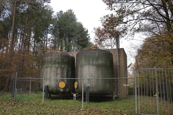 オランダのマルクネスにあるウォータループスボスの森にある2つの巨大な水タンク — ストック写真