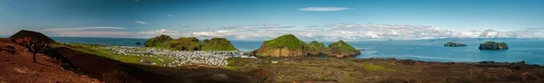 Панорамный Снимок Зеленого Острова Воде Исландии Фоне Голубого Неба — стоковое фото