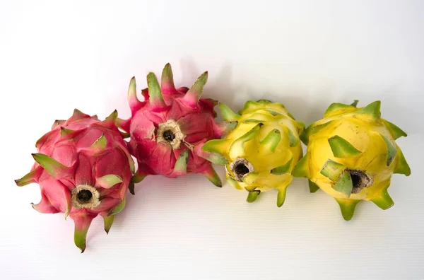 Unos Pocos Pitaya Dragon Fruits Aislados Con Fondo Blanco —  Fotos de Stock
