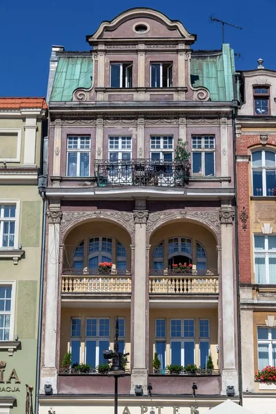 旧市場広場 ポズナン ポーランドの隣接する歴史的建造物の垂直ショット — ストック写真