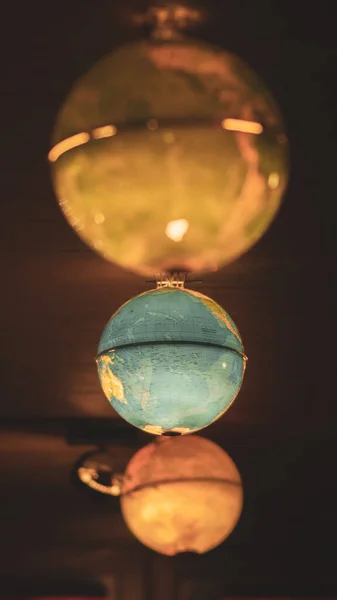 Uma Vertical Mundo Globos Globuses Cabeça Para Baixo — Fotografia de Stock