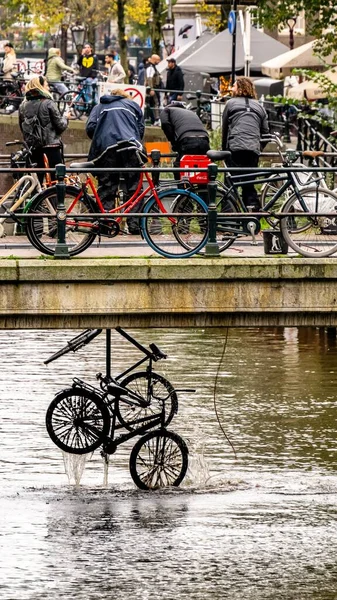 Люди Смотрят Вылавливают Велосипеды Реки Амстердаме — стоковое фото