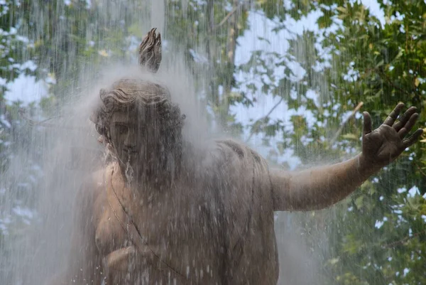 庭の噴水で水に覆われた裸の男の像の閉鎖 — ストック写真