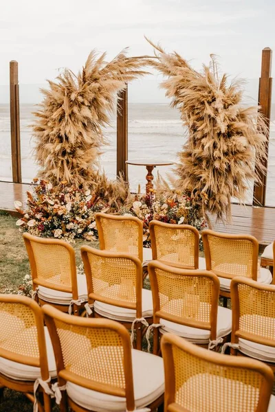 Widok Drewnianych Krzeseł Dekoracji Dniu Ślubu Zewnątrz Sali — Zdjęcie stockowe