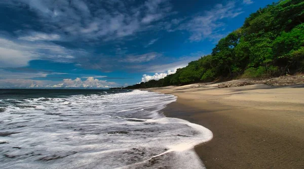 Una Playa Del Mar Con Cielo Azul Fondo Día Nublado — Foto de Stock