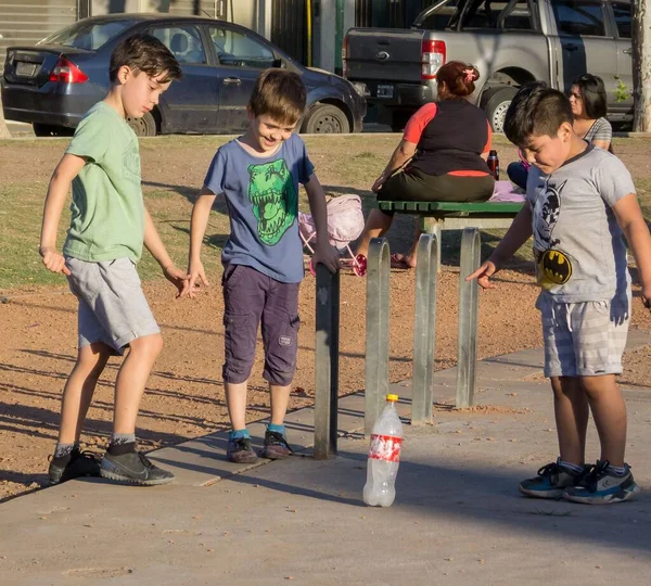 Grupo Três Crianças Sorridentes Felizes Joga Desafio Garrafa Ganhar — Fotografia de Stock