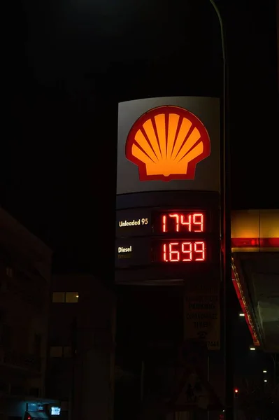 Oświetlony Znak Cennikiem Paliw Ciekłych Dobrze Znanej Marki Shell — Zdjęcie stockowe