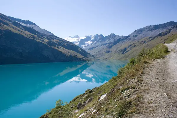 Hermoso Lago Azul Rodeado Grandes Montañas Día Soleado Bajo Cielo — Foto de Stock