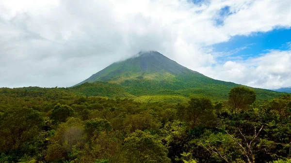 Eine Malerische Aufnahme Des Vulkans Arenal Berührt Die Wolken Nordwesten — Stockfoto
