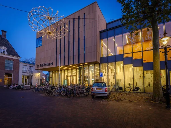 Biblioteca Deventer Durante Ora Blu Auto Con Biciclette Parcheggiate Fronte — Foto Stock