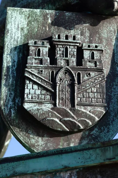 ノルウェー ベルゲンの城壁都市の紋章の垂直閉鎖ショット — ストック写真