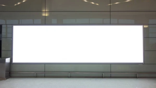 近照现代建筑中水平位置的白色空白广告牌的特写镜头 — 图库照片