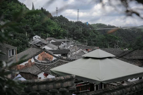 曇りの空の下で中国の寺院や家の屋根のドローンショット — ストック写真