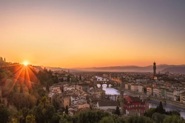 Een Luchtfoto Van Het Stadsgezicht Omringd Door Gebouwen Florence — Stockfoto