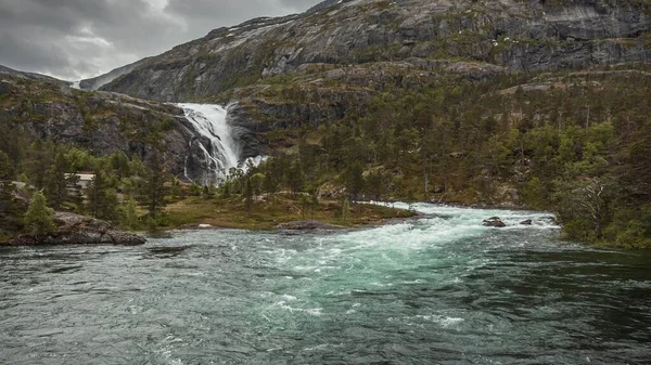 挪威哈雷维达胡赛达伦山谷的一个巨大岩石瀑布的美丽镜头 — 图库照片