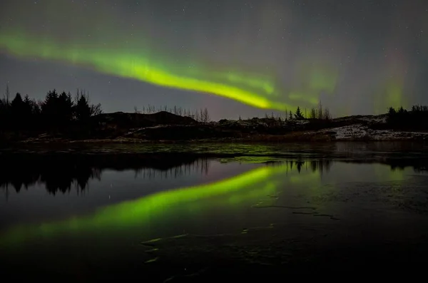 Naturskön Bild Norrsken Som Reflekterar Sjö Island Natten — Stockfoto