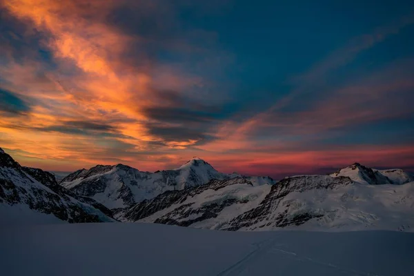 Krásný Záběr Západu Slunce Nad Zasněženými Horami — Stock fotografie