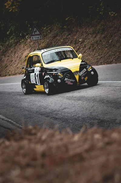 Ein Gelbes Auto Das Während Eines Bergauf Rennens Der Italienischen — Stockfoto