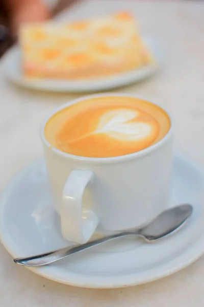 Een Verticale Close Shot Van Een Kopje Koffie Met Latte — Stockfoto