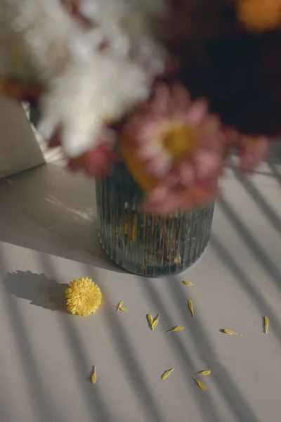 Primo Piano Verticale Una Mamma Gialla Crisantemo Caduta Vaso — Foto Stock