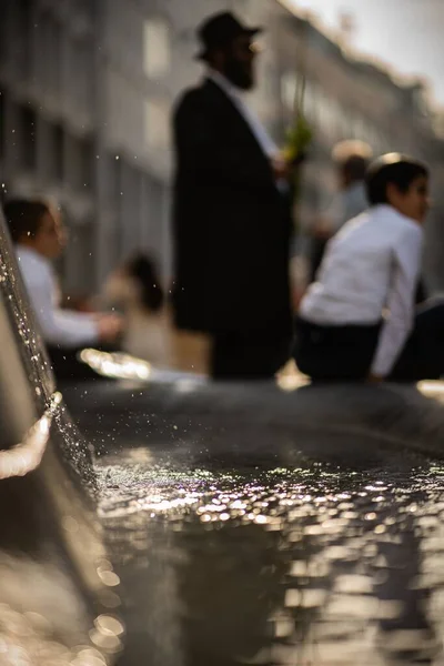 Fıskiyedeki Suyun Seçici Odak Noktası Milan Yahudi Bir Ailenin Yanı — Stok fotoğraf