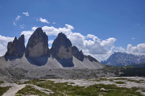 Três Picos Montanha Lavaredo Nos Alpes Itália Dia Ensolarado Contra — Fotografia de Stock