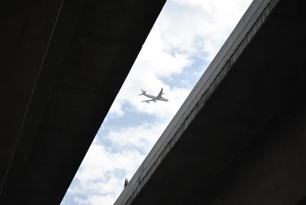 蓝天飞机在封闭的混凝土天花板上蓝天飞行的低角飞机 — 图库照片