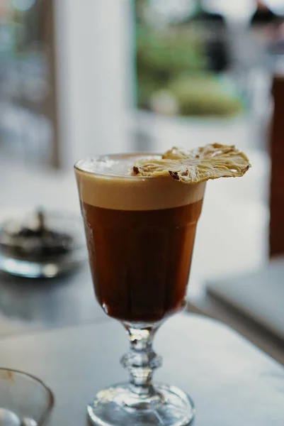 Egy Függőleges Lövés Egy Csésze Kávéról Üvegben Fehér Asztalon — Stock Fotó