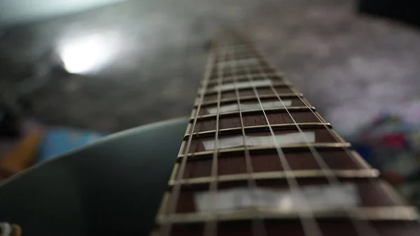 Close Cordas Guitarra Uma Sala Com Fundo Embaçado — Fotografia de Stock