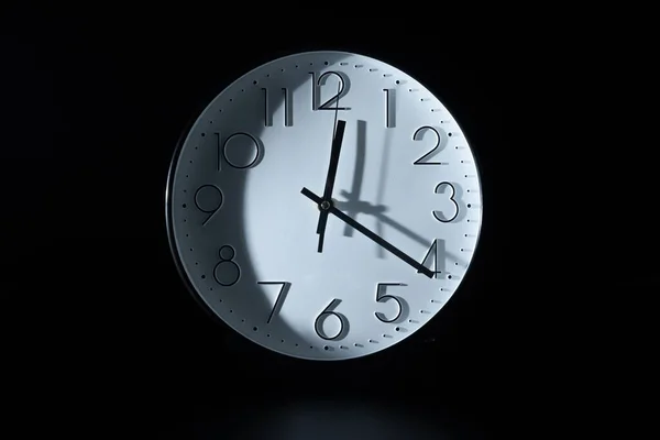 Primer Plano Reloj Blanco Que Muestra Doce Sobre Fondo Oscuro — Foto de Stock