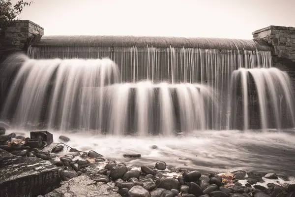 Тривалий Експозиційний Сіро Коричневий Знімок Водоспаду Тече Річки — стокове фото