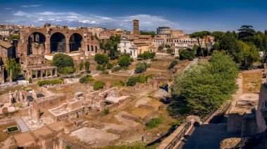 Güneşli bir günde arka planda açık gökyüzü olan Roma Forum Müzesi 'nin yüksek açılı görüntüsü.