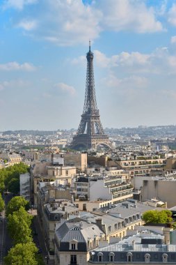 Aşk şehrinin dikey bir görüntüsü. Paris 'in arka planında Eyfel Kulesi var.
