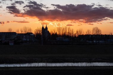 Akşam gökyüzünün arka planında kilisenin bir silueti.