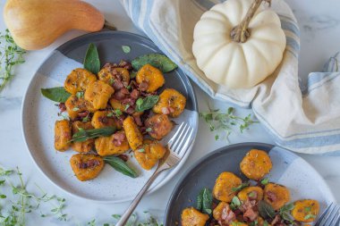 Lezzetli bir tabak balkabağı gnocchi manzarası.