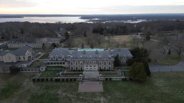 Aldrich Malikanesi 'nin Warwick, Rhode Island, ABD' deki bir denizin kıyısındaki insansız hava aracı görüntüsü.