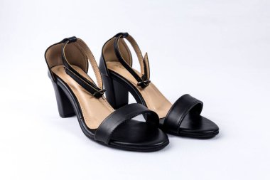 beyaz zemin üzerinde ayakkabı