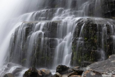 Norveç 'in Sauda şehrinde 520 numaralı karayolunun yakınındaki taşlı Svandalsfossen kayasının güzel bir görüntüsü.