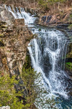 Şelale çağlayanı manzarası